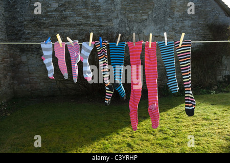 bunte Socken auf der Wäscheleine Stockfoto