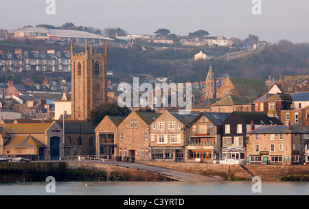 Pfarrkirche St Ives, Läden und dicht gepackten Häuser mit Blick auf den malerischen Hafen von St. Ives, Cornwall, England. Stockfoto