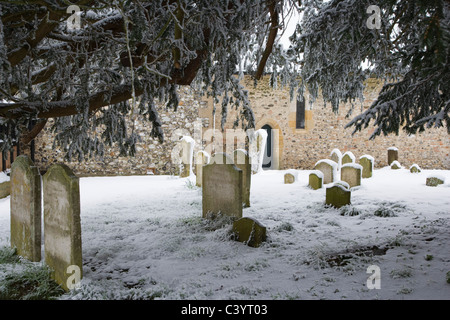 Winter Schnee im Frühling. Str. Marys Kirche, Sulhamstead Äbte, Reading, Berkshire, England, UK Stockfoto