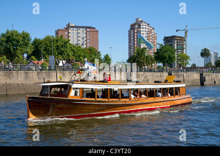 Vintage Mohogany Motorboot am Paraná-Delta im Tigre, Argentinien. Stockfoto