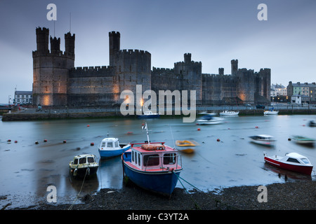 Vorahnung Abend Himmel über die immense Caernarfon Castle, Caernarfon, Gwynedd, Nordwales. Frühling (April) 2011. Stockfoto