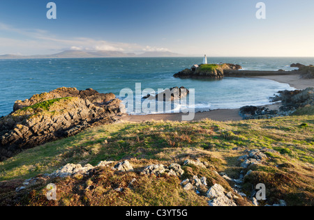 Am frühen Abend auf Piloten Cove und der Leuchtturm Leuchtturm Tŵr Bach auf Llanddwyn Island, Newborough, Anglesey, Wales Stockfoto