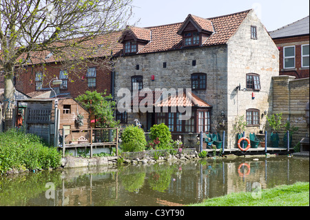 Wohnungen neben dem Chesterfield Kanal in Worksop, Nottinghamshire UK Stockfoto