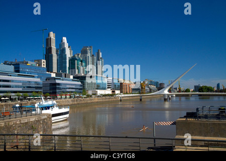 Wolkenkratzer und Waterfront am Puerto Madero in Buenos Aires, Argentinien. Stockfoto