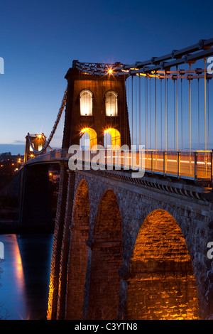 Am Abend Beleuchtungen auf die Menai-Brücke über die Menai Strait, North Wales, UK. Frühling (April) 2011. Stockfoto