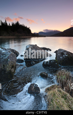 Mount Snowdon in der Abenddämmerung betrachtet von den felsigen Ufern des Llynnau Mymbyr, Snowdonia-Nationalpark, Wales, UK. Frühling (April) 2011. Stockfoto