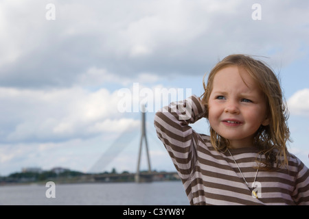 Zwei Jahre altes Mädchen gegen Kabelbrücke, kippt Vansu über Daugava, Riga, Lettland Stockfoto