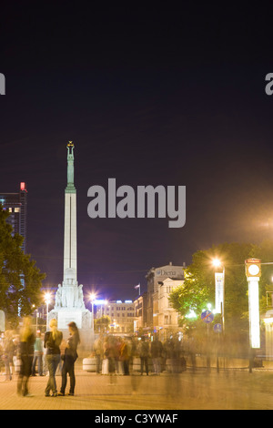 Kalku Street mit Freiheitsdenkmal, Statue of Liberty, Brivibas Piemineklis in der Nacht. Riga Lettland Stockfoto
