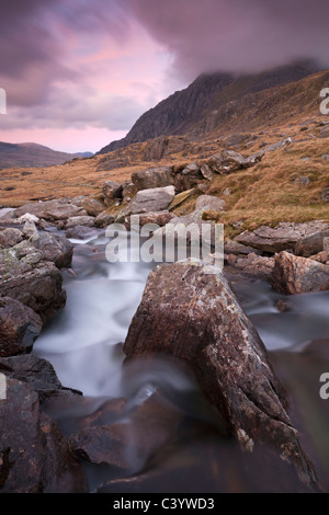Rocky River in Cwm Idwal Tryfan bei Sonnenuntergang, Blickrichtung, Snowdonia-Nationalpark, Conwy, Wales, UK. Frühling (April) 2011. Stockfoto