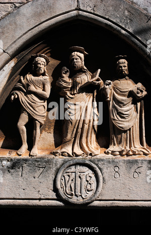 Skulpturen auf einer mittelalterlichen Kirche. Dubrovnik, Croacia Stockfoto