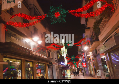 Torremolinos, Provinz Malaga, Costa Del Sol, Spanien. Calle San Miguel mit Weihnachtsschmuck. Stockfoto