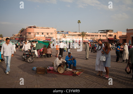 Schlangenbeschwörer auf Platz Djemaa el Fna in Marrakesch Stockfoto