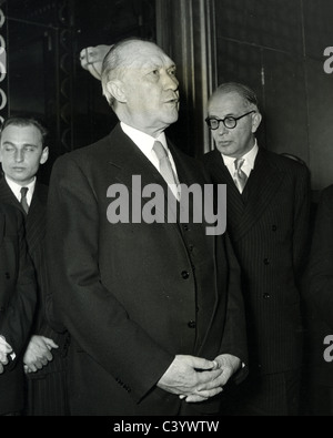 KONRAD ADENAUER (1876-1967), deutscher Staatsmann bei einem Besuch in London über 1955 Stockfoto