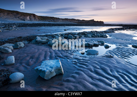 Dämmerung am Kilve Beach in Quantocks, Somerset, England. Frühling (April) 2011. Stockfoto