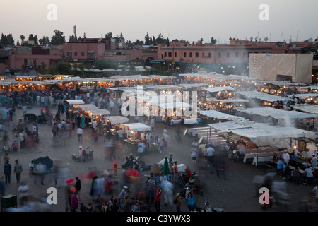 Anbieter am Platz Jema al-Fna in der Abenddämmerung Stockfoto