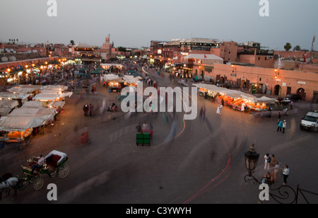 Anbieter am Platz Jema al-Fna in der Abenddämmerung Stockfoto