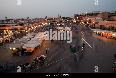 Anbieter am Platz Jema al-Fna in der Abenddämmerung Stockfoto