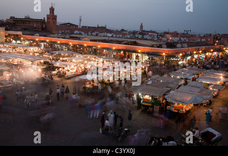 Anbieter am Platz Djemaa al Fna in der Abenddämmerung Stockfoto