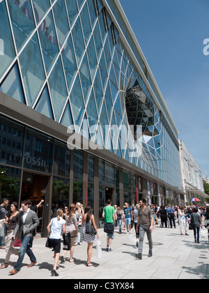 Belebte Straße außerhalb neue futuristische Architektur des Einkaufszentrums MyZeil Zeil Straße in Frankfurt am Main Deutschland Stockfoto