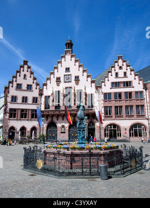 Statue und Brunnen mit Rathaus oder Rathaus im historischen Romerberg Platz in Frankfurt Hessen Deutschland hinten Stockfoto