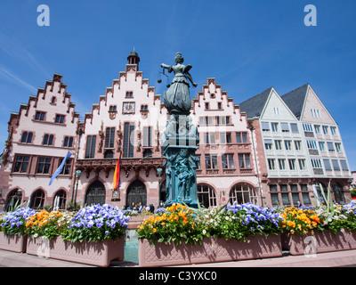 Statue und Brunnen mit Rathaus oder Rathaus im historischen Romerberg Platz in Frankfurt Hessen Deutschland hinten Stockfoto