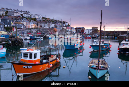 Angelboote/Fischerboote drängen sich einem ruhigen Mevagissey Hafen bei Dämmerung, Mevagissey, Süd Cornwall, England. Frühjahr (Mai) 2011. Stockfoto