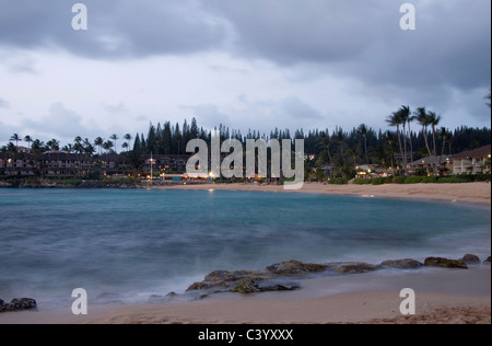 Klare blaue Wasser des Napili Bay in der Abenddämmerung, Maui, Hawaii Stockfoto