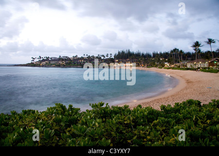 Klare, türkisfarbene Wasser des Napili Bay in der Abenddämmerung, Maui, Hawaii Stockfoto