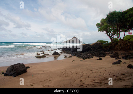 Alau Insel gesehen vom Strand in Hamoa, in der Nähe von Hana, Maui, Hawaii Stockfoto