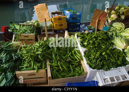 Am Markt Boot verkaufen frisches Gemüse Dorsoduro Viertel Venedig Italien Europa Stockfoto