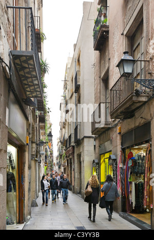 Geschäfte auf der Carrer De La Boqueria, direkt an der La Rambla (Las Ramblas) in der Stadt Zentrum, Barcelona, Katalonien, Spanien Stockfoto