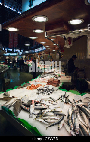 Frischer Fisch stall in öffentlichen Markt La Boqueria, La Rambla (Las Ramblas), Barcelona, Katalonien, Spanien Stockfoto