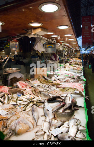 Frischer Fisch stall in öffentlichen Markt La Boqueria, La Rambla (Las Ramblas), Barcelona, Katalonien, Spanien Stockfoto