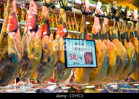 Jamon Serrano zum Verkauf in öffentlichen Markt La Boqueria, La Rambla (Las Ramblas), Barcelona, Katalonien, Spanien Stockfoto