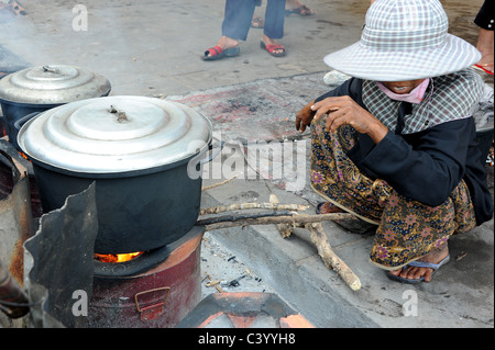 Frau frisch kochen erwischt Krabben in Kep Crab Market, südlichen Kambodscha. Stockfoto