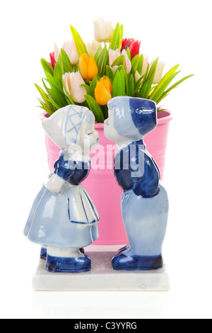 Typische holländische Souvenir in Delft Blau und Kunststoff Tulpen in Eimer auf weißem Hintergrund Stockfoto