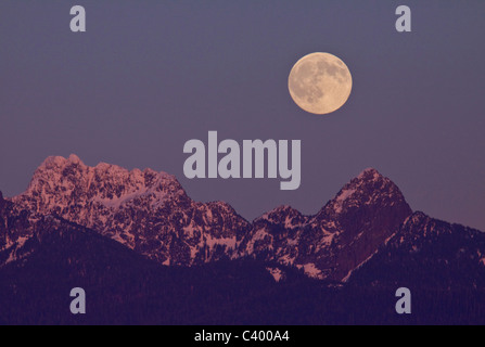 Vollmond steigt über Mount Blanshard, von Port Coquitlam, BC, Kanada. Stockfoto