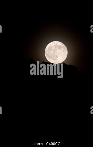 Vollmond steigt über Mount Blanshard, von Port Coquitlam, BC, Kanada Stockfoto