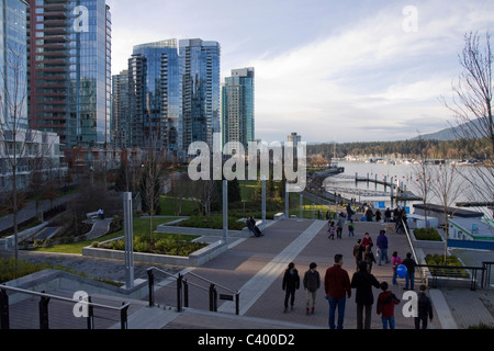 Fußgänger schlendern Sie entlang der neu rekonstruierten Ufermauer und die Uferpromenade in Coal Harbour, Vancouver, BC, Kanada Stockfoto