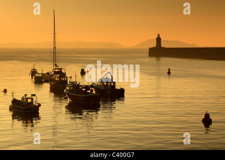 Frühling-Sonnenaufgang über den Hafen St Peters Port auf Guernsey mit Herm Island sichtbar in der Ferne Stockfoto