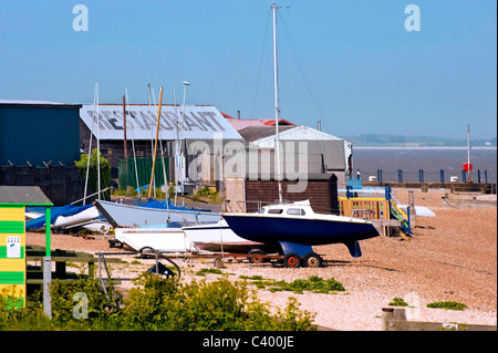 WHITSTABLE, KENT, Großbritannien - 30. APRIL 2011: Boote zogen am Strand an Stockfoto