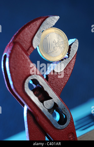 Berlin, Deutschland, Ein Euro in der Zange Stockfoto