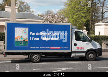 Ein Tesco home Lieferwagen in Camberley, Surrey, UK. Stockfoto