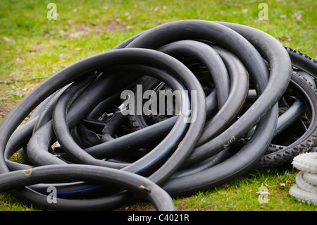 Stapel von Fahrradschläuchen verwendet bei der Missoula Montana Festival der Zyklen während der Earth Week 2010. Stockfoto