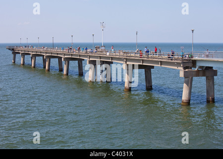 Angeln an einem Pier auf der Chesapeake Bay Bridge Tunnel, Virginia Stockfoto