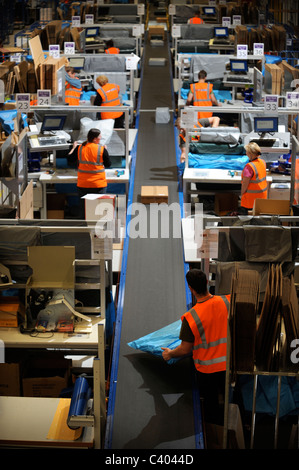 Der Online-Händler Amazon Distributionszentrum in Swansea, Südwales. "Outbound" Verpackungsbereich wo Kundenaufträge sind Stockfoto