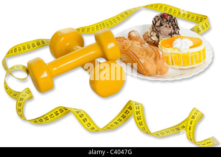 Maßband, Kuchen und Hanteln isoliert auf weißem Hintergrund Stockfoto