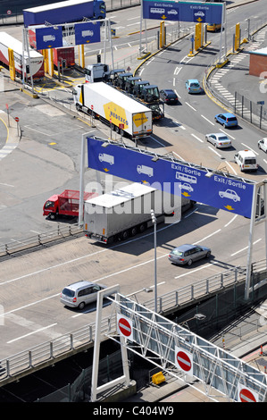 Neu angekommenen Cross-Channel Fähre Verkehr in Richtung Ausfahrten und gelb Scannen Detektoren Stockfoto