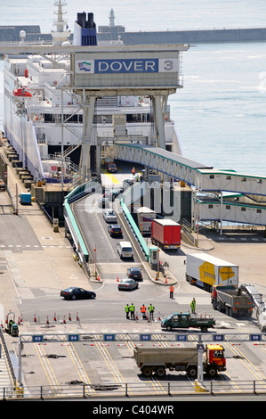 PKW und LKW, die Einschiffung Cross-Channel Fähre im Hafen von Dover Stockfoto