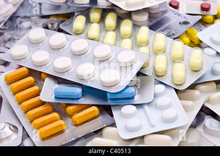 Nahaufnahme von Packungen mit Pillen. Stockfoto